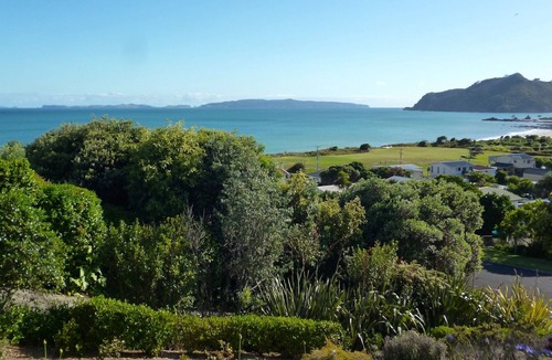 Rings Beach Cottage | K West - Kuaotunu Holiday Home