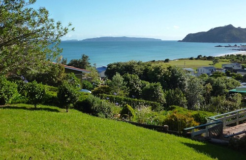 Rings Beach Cottage | K West - Kuaotunu Holiday Home