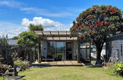 Hokitika House | Kahu's Nest - Absolute Beachfront Retreat