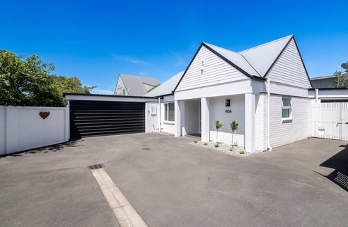 Merivale House | KaleidoNook | 3BR + Parking + Private Yard