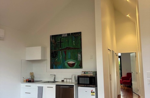 Paraparaumu Beach Cottage | Kapiti Breeze - Walk to Beach, Golf and Cafes.