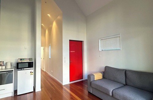 Paraparaumu Beach Cottage | Kapiti Breeze - Walk to Beach, Golf and Cafes.