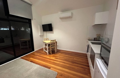 Paraparaumu Beach Cottage | Kapiti Breeze - Walk to Beach, Golf and Cafes.