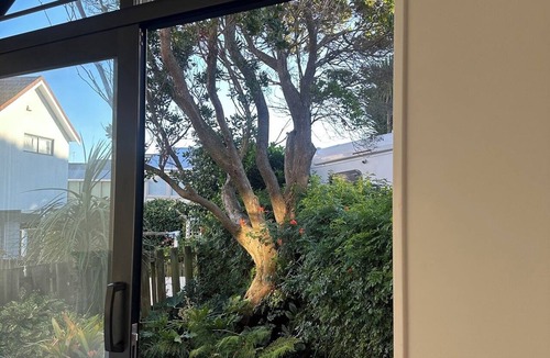 Paraparaumu Beach Cottage | Kapiti Breeze - Walk to Beach, Golf and Cafes.