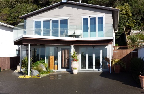Pukerua Bay Bed & Breakfast | Kapiti Waves Beach Retreat