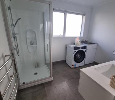 Kingseat House | Karaka Modern 1 bedroom unit