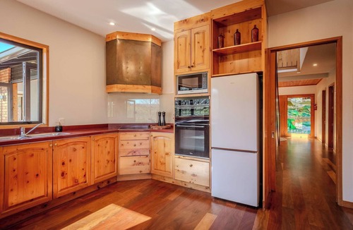 Ngakuru House | Karapiti Lodge - Rural Retreat, Sleeps 10