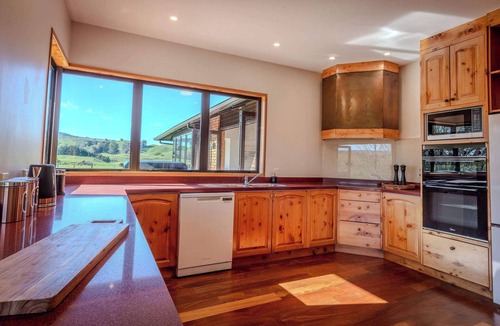 Ngakuru House | Karapiti Lodge - Rural Retreat, Sleeps 10