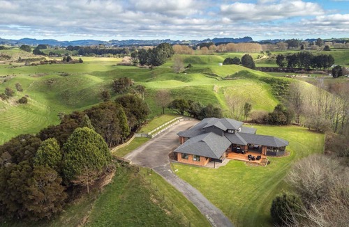Ngakuru House | Karapiti Lodge - Rural Retreat, Sleeps 10