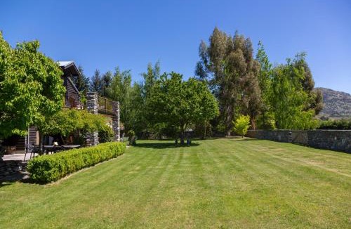 Arrowtown House | Karavanserai | Luxury Estate, Outdoor Fireplace