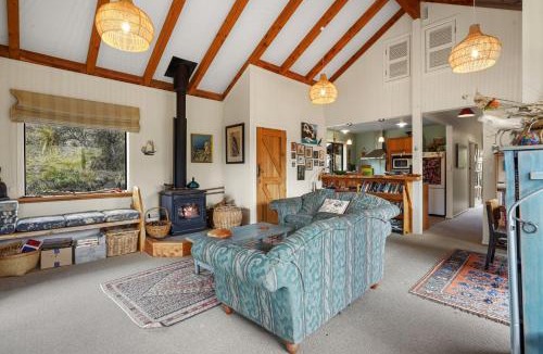 Christchurch District House | Karearea Cottage - Rural Retreat Purau
