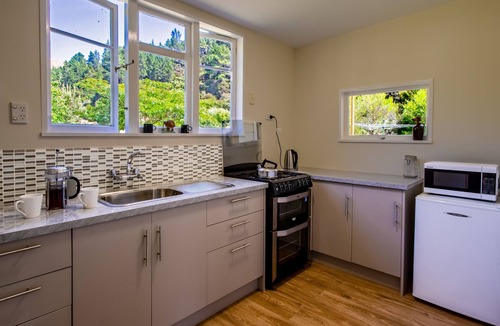 Kaiteriteri House | Kauri Cottage at Marble Hills - Marahau Holiday Home