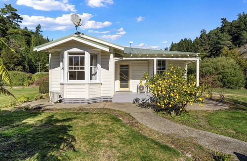 Kaiteriteri House | Kauri Cottage at Marble Hills - Marahau Holiday Home