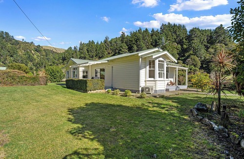 Kaiteriteri House | Kauri Cottage at Marble Hills - Marahau Holiday Home