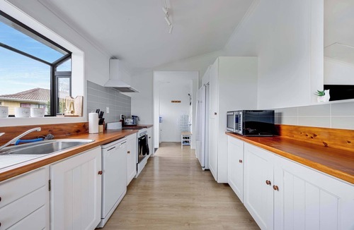 Kawaha Point House | Kawaha Corner - Near Skyline & Zorb, Sleeps 6
