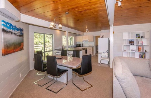 Kawaha Point House | Kawaha Point Gem - Lake Views, Sleeps 8