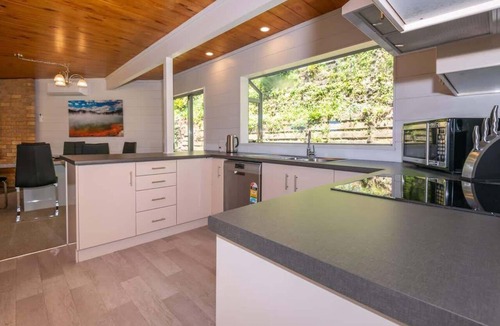 Kawaha Point House | Kawaha Point Gem - Lake Views, Sleeps 8