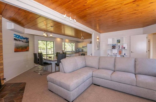 Kawaha Point House | Kawaha Point Gem - Lake Views, Sleeps 8