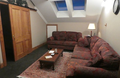 Palmerston North Apartment | KAWAU VILLA - 5 star upstairs private apartment