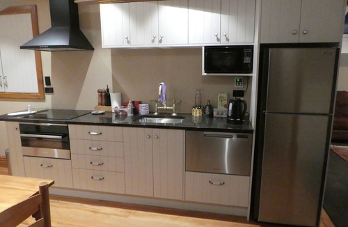 Palmerston North Apartment | KAWAU VILLA - 5 star upstairs private apartment