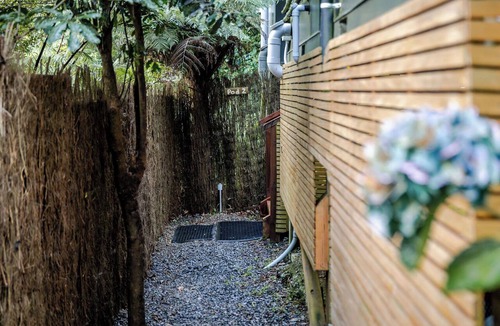 Khandallah Apartment | Kea Pod - A sanctuary pod tucked away in a native bush in Wellington