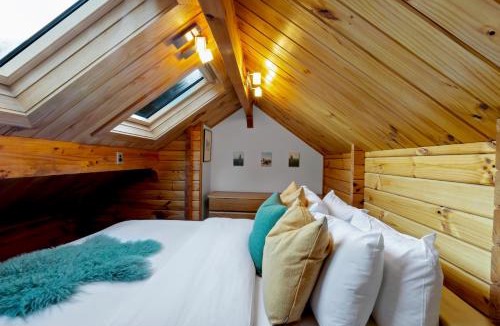 Closeburn Ski Chalet | Kereru Cottage, Cosy Log Cabin, Serene Lake & Mountain Views