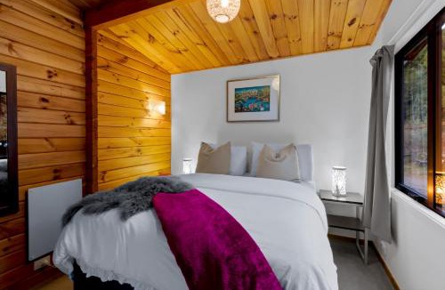 Closeburn Ski Chalet | Kereru Cottage, Cosy Log Cabin, Serene Lake & Mountain Views