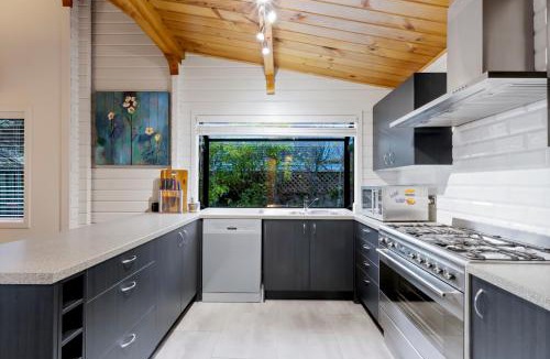 Closeburn Ski Chalet | Kereru Cottage, Cosy Log Cabin, Serene Lake & Mountain Views