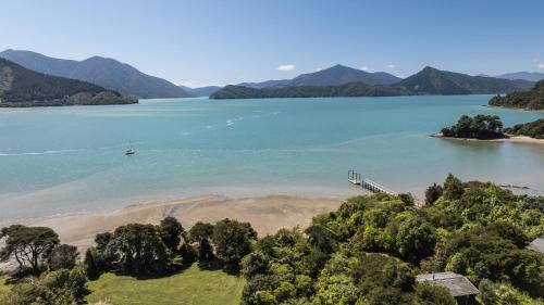 Moetapu Bay House | Kereru Retreat at Moetapu Bay
