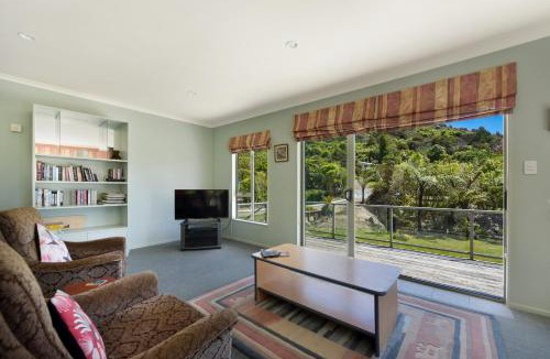Moetapu Bay House | Kereru Retreat at Moetapu Bay