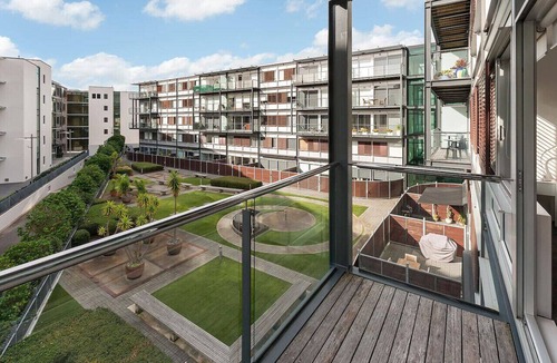Auckland Central Business District Apartment | King Bed Retreat in Viaduct Point 5-Star Location
