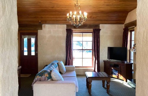 Hurunui House | Kingfisher Cottage at McLeod Estate