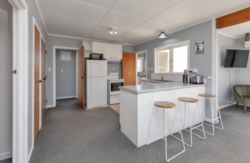 Ruakaka House | Kiwi 2 Bedroom Bach near Beach - Pets OK + Wi-Fi
