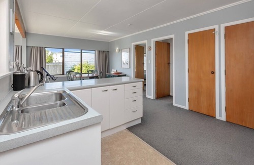 Ruakaka House | Kiwi 2 Bedroom Bach near Beach - Pets OK + Wi-Fi