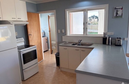 Ruakaka House | Kiwi 2 Bedroom Bach near Beach - Pets OK + Wi-Fi
