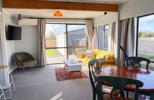 Ruakaka House | Kiwi 2 Bedroom Bach near Beach - Pets OK + Wi-Fi