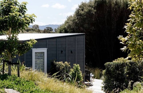 Tawharanui House | Kiwi Calls & Manuka Trees - Bluestone Studio