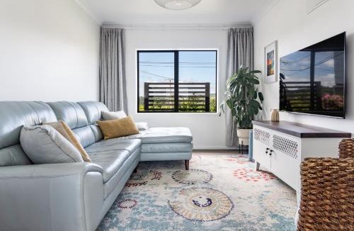 Raglan House | Kotare Cottage, Spa Pool, Walk to Town