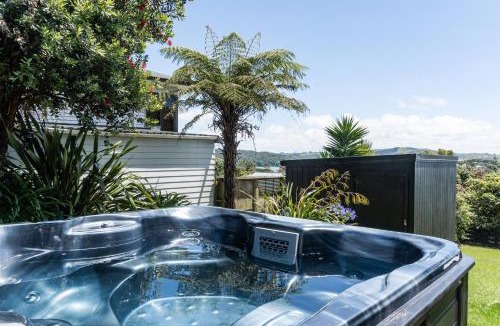 Raglan House | Kotare Cottage, Spa Pool, Walk to Town