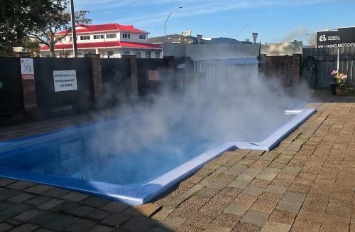 Rotorua Hotel | Kuirau Park Motor Lodge- Thermal Mineral pool