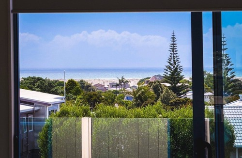Mangawhai Heads House | La Maison Bleu - Mangawhai Heads Holiday Home