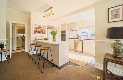 Geraldine House | Lady Geraldine | Villa & Guesthouse | Cedar Hot Tub | Guests 14+