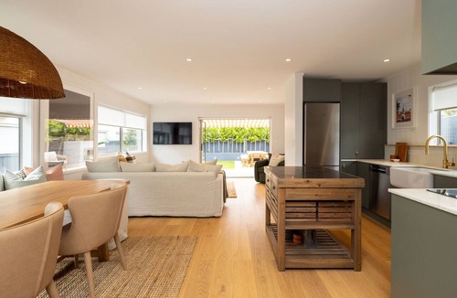 St. Heliers House | Laidback luxury by the beach - The Lombard