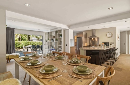 Lake Okareka House | Lake Ōkareka - Spa Pool & Log Fire, Sleeps 12