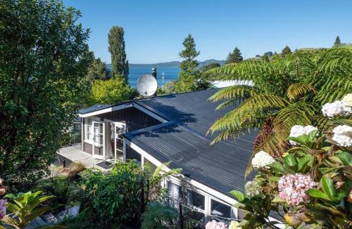 Lake Tarawera House | Lake Escape with views & spa 4 bedrooms