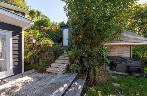 Lake Tarawera House | Lake Escape with views & spa 4 bedrooms