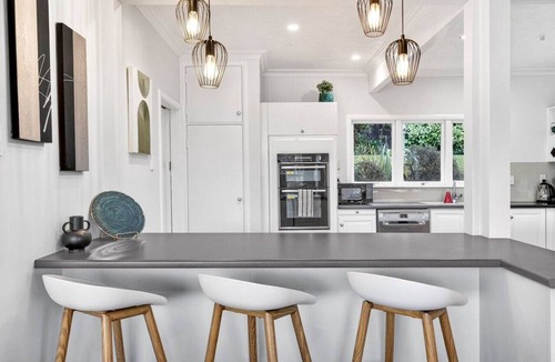 Frankton House | Lake Front Home Kids Welcome 5 Bedroom