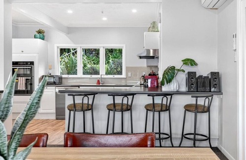 Frankton House | Lake Front Home Kids Welcome 5 Bedroom