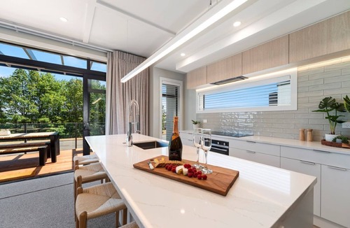 Wharewaka House | Lake Luxe Apartment