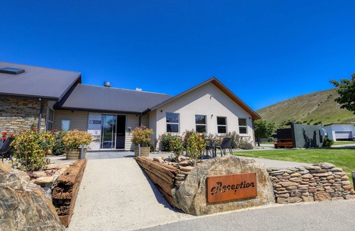 Mount Pisa Apartment | Lake Resort by Marsden